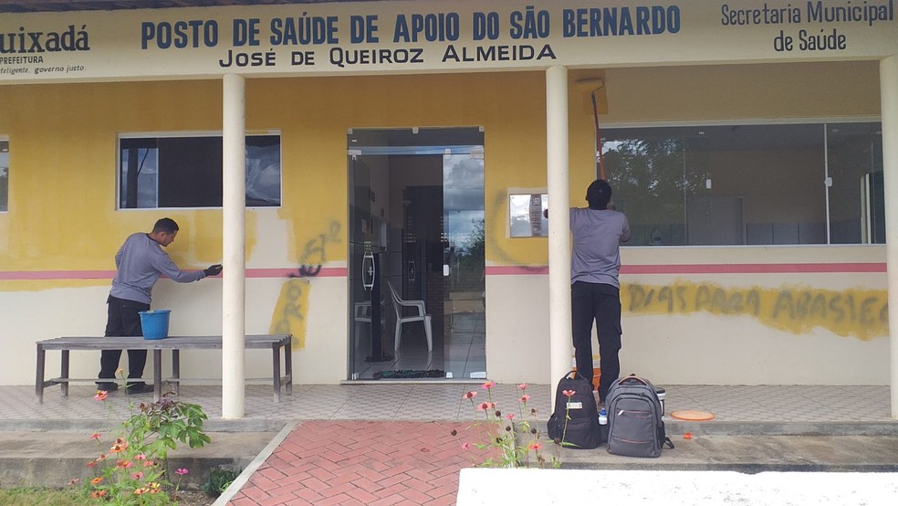 Prefeitura de Quixadá pintou as pichações com ameaça de incêndio em posto de saúde, no Ceará. — Foto: Prefeitura de Quixadá/Reprodução