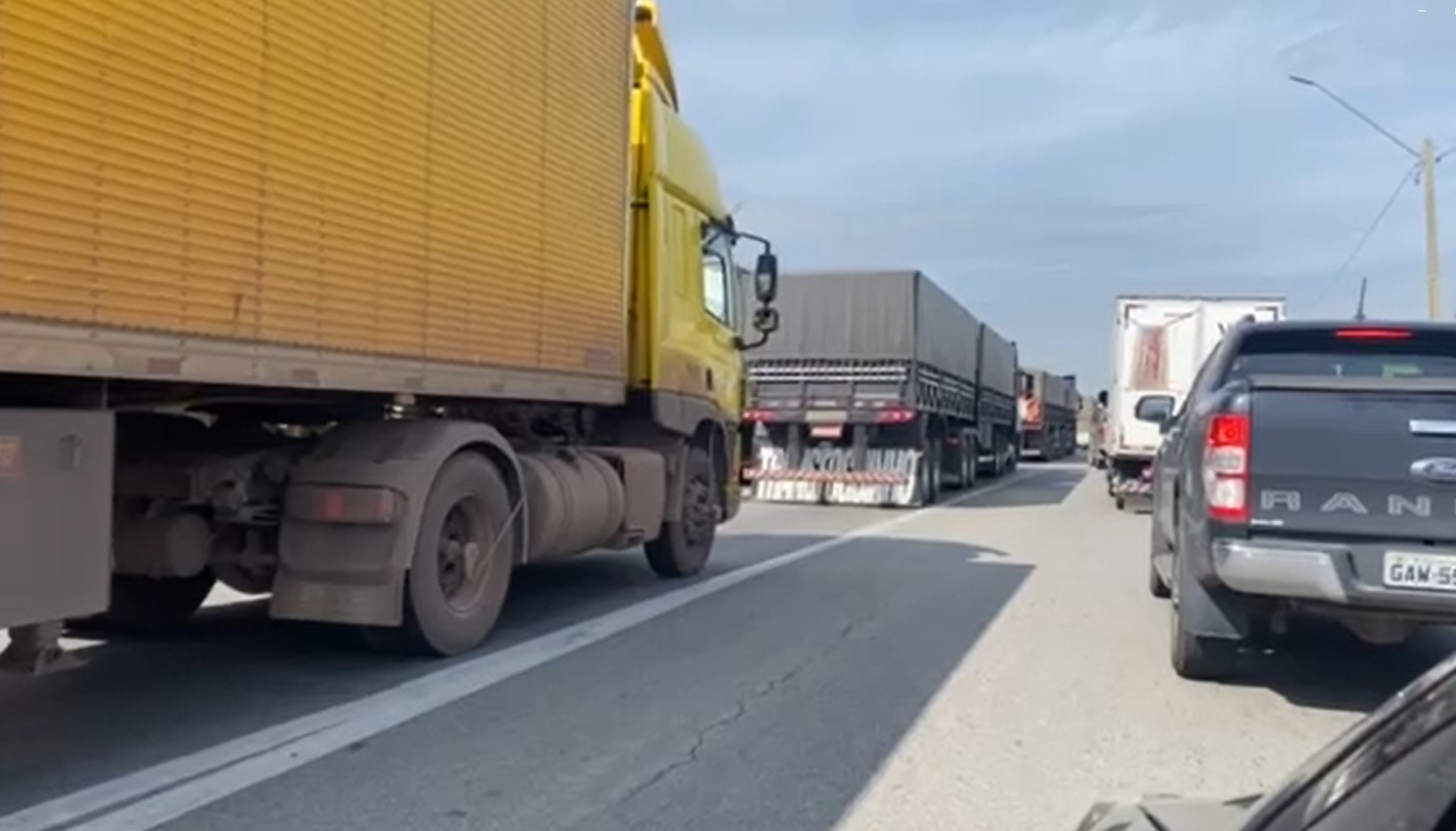 Caminhão tem pane na Fernão Dias, que registra congestionamento no trecho de Atibaia, SP