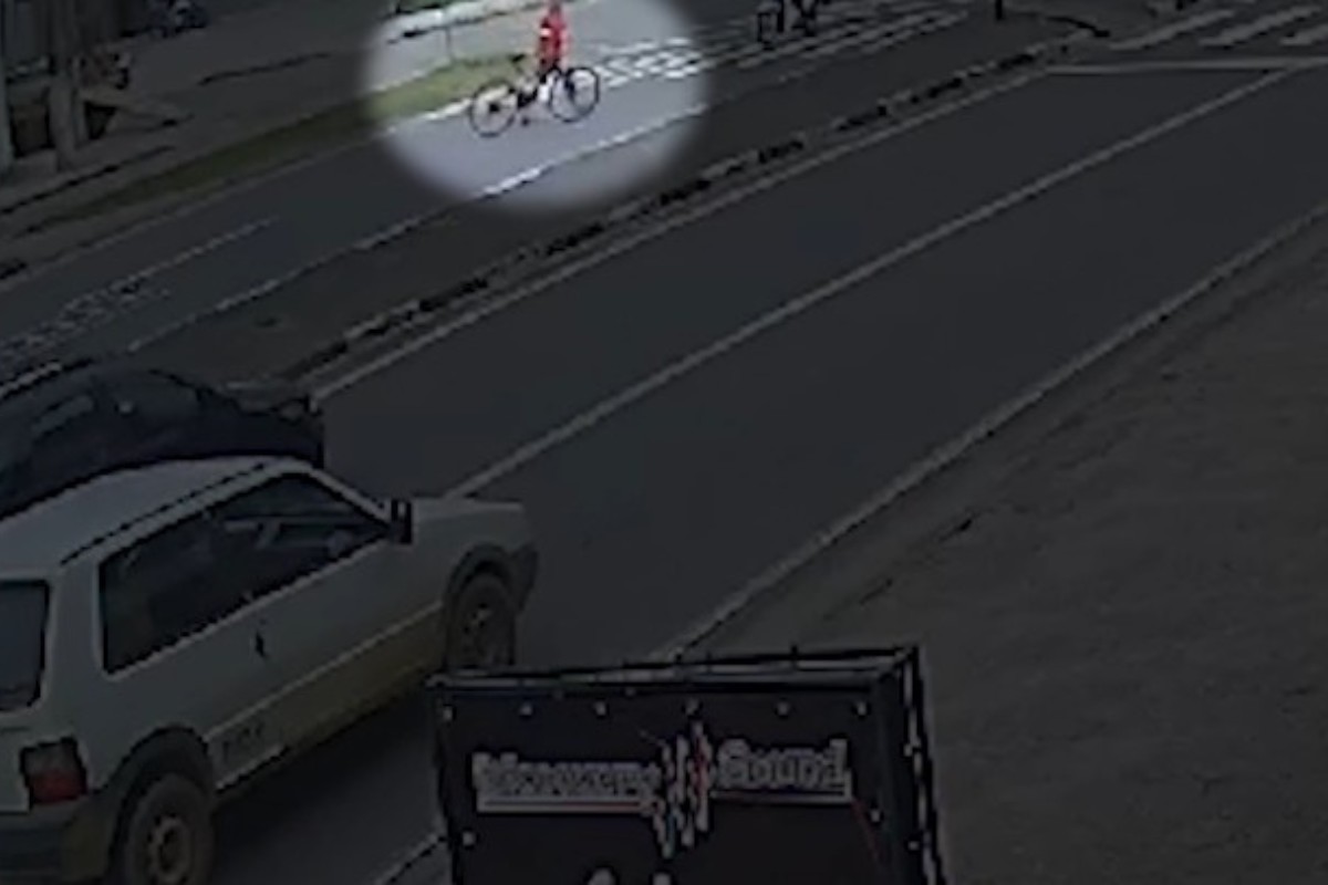 Vídeo mostra motociclista atingindo ciclista idoso em avenida de Caraguatatuba, no Litoral Norte de SP