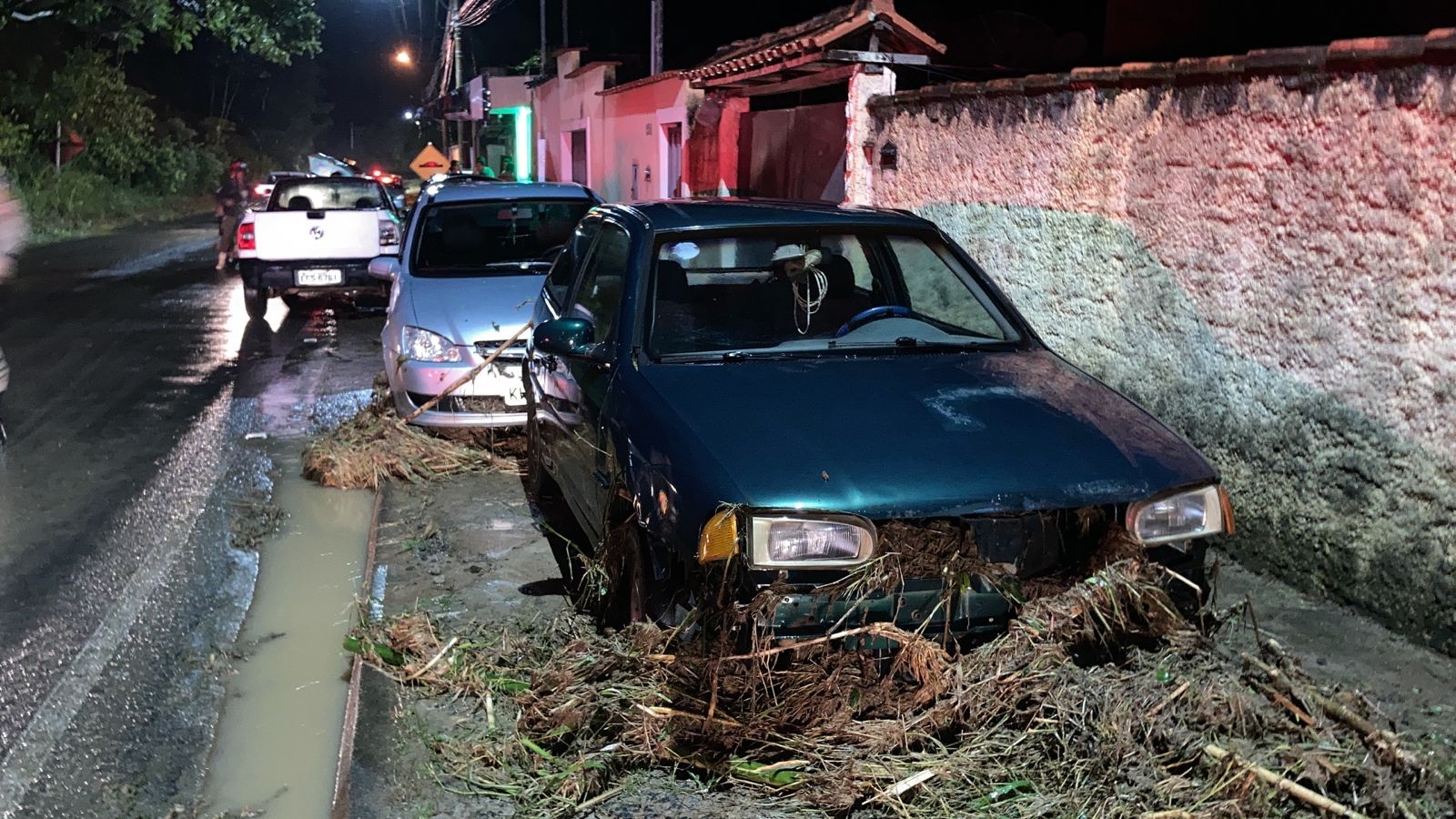 Enxurrada passa por cima de asfalto na MG-353, que é interditada em Rio Preto; VÍDEO