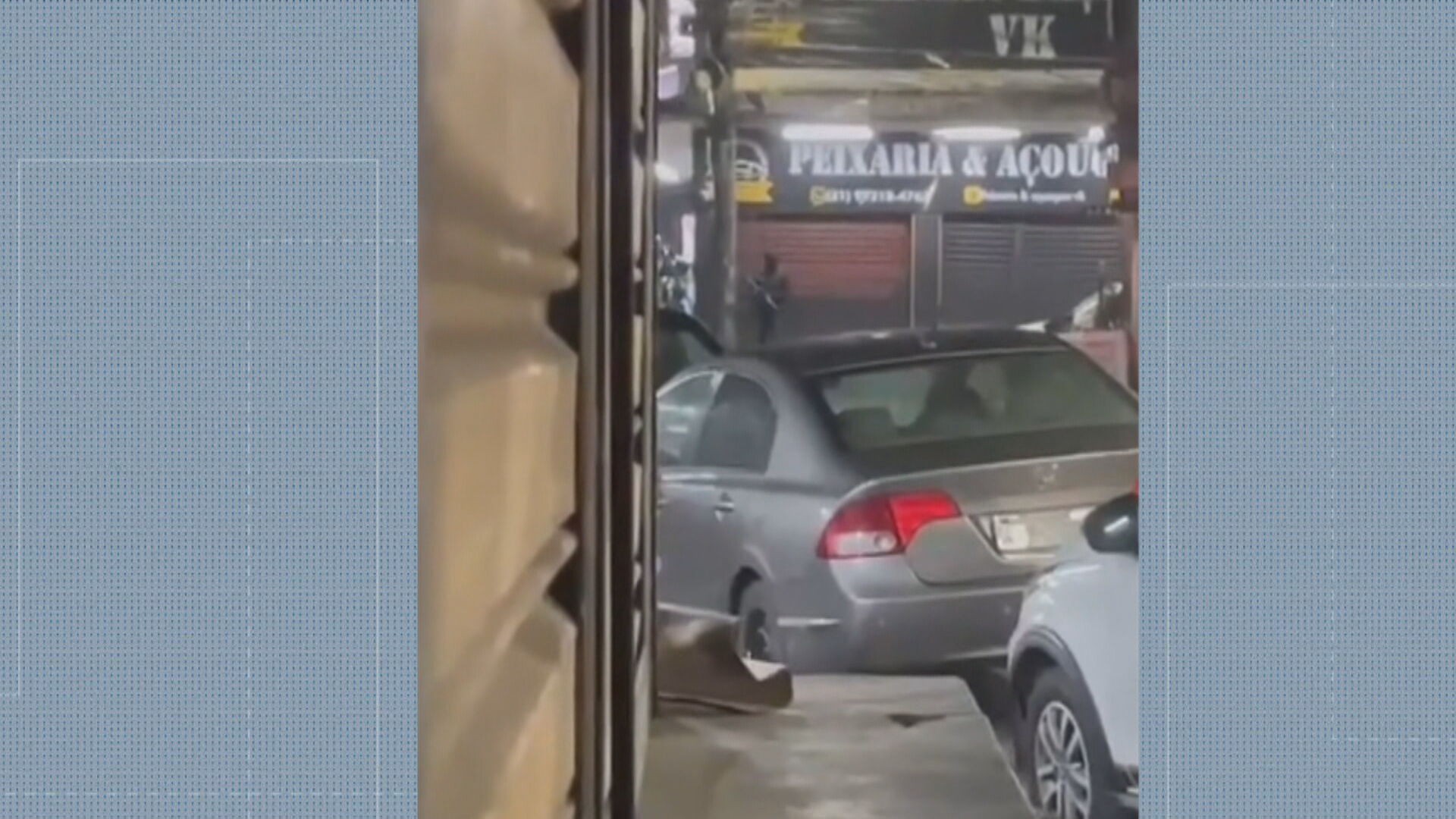 Milicianos tentam invadir Vila Kennedy; em meio a tiroteio, moradora fica encurralada em carro 