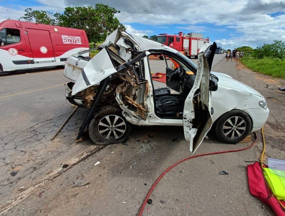 Carro envolvido em acidente no interior da Bahia — Foto: Reprodução/Redes Sociais