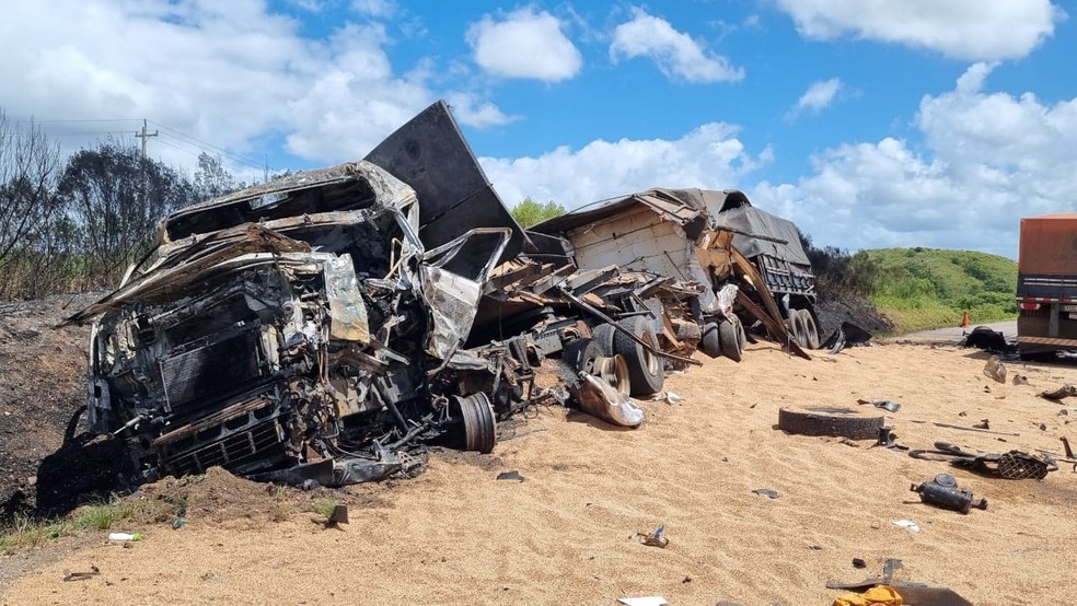 Caminho envolvido em acidente foi consumido pelas chamas — Foto: Renan Santos/RBS TV