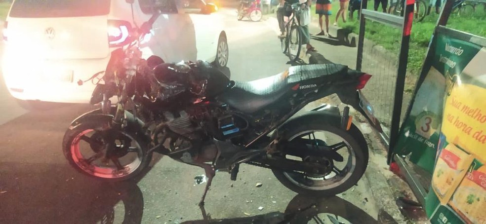 Motocileta após colisão em Aracaju (SE). — Foto: Cptran
