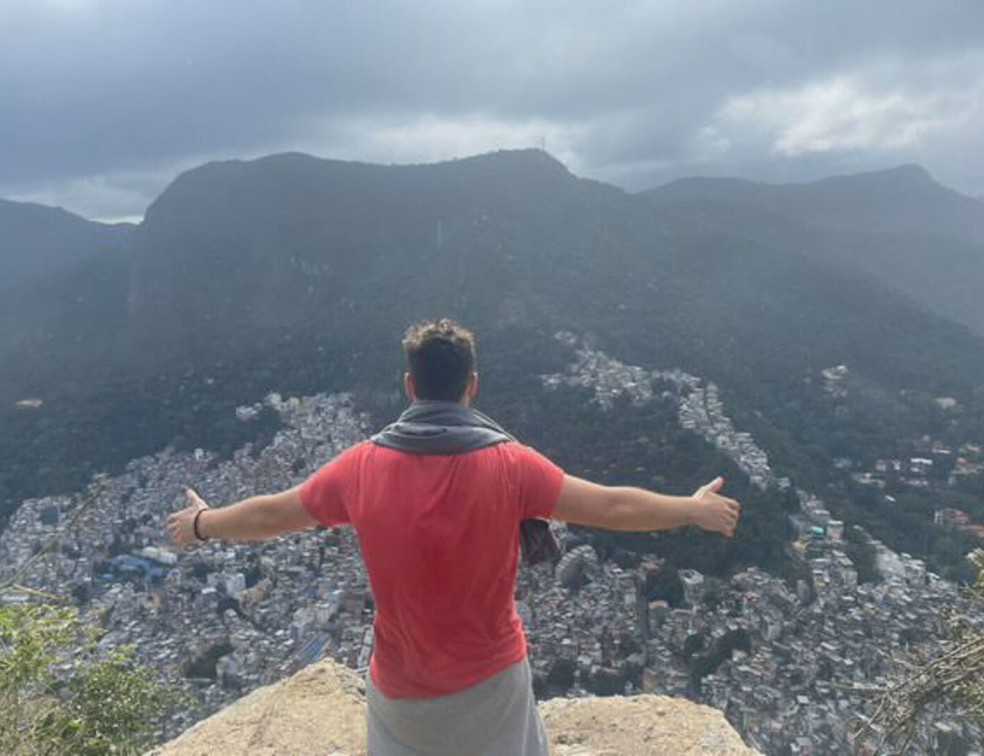 Antes de cair no golpe 'boa noite, Cinderela', britânico aproveitou a passagem pelo Rio — Foto: Reprodução/TV Globo