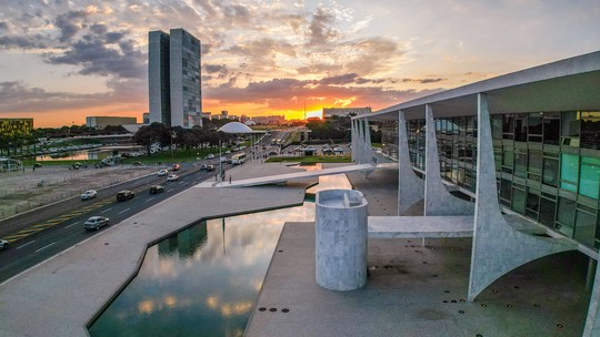 Ex-presidentes possuem benefícios garantidos pelo Estado; despesas somaram R$ 3,65 milhões no primeiro semestre - Lei prevê equipe de até oito servidores e dois veículos, custeados pela Presidência da República. Despesas incluem salários, diárias e passagens de assessores.