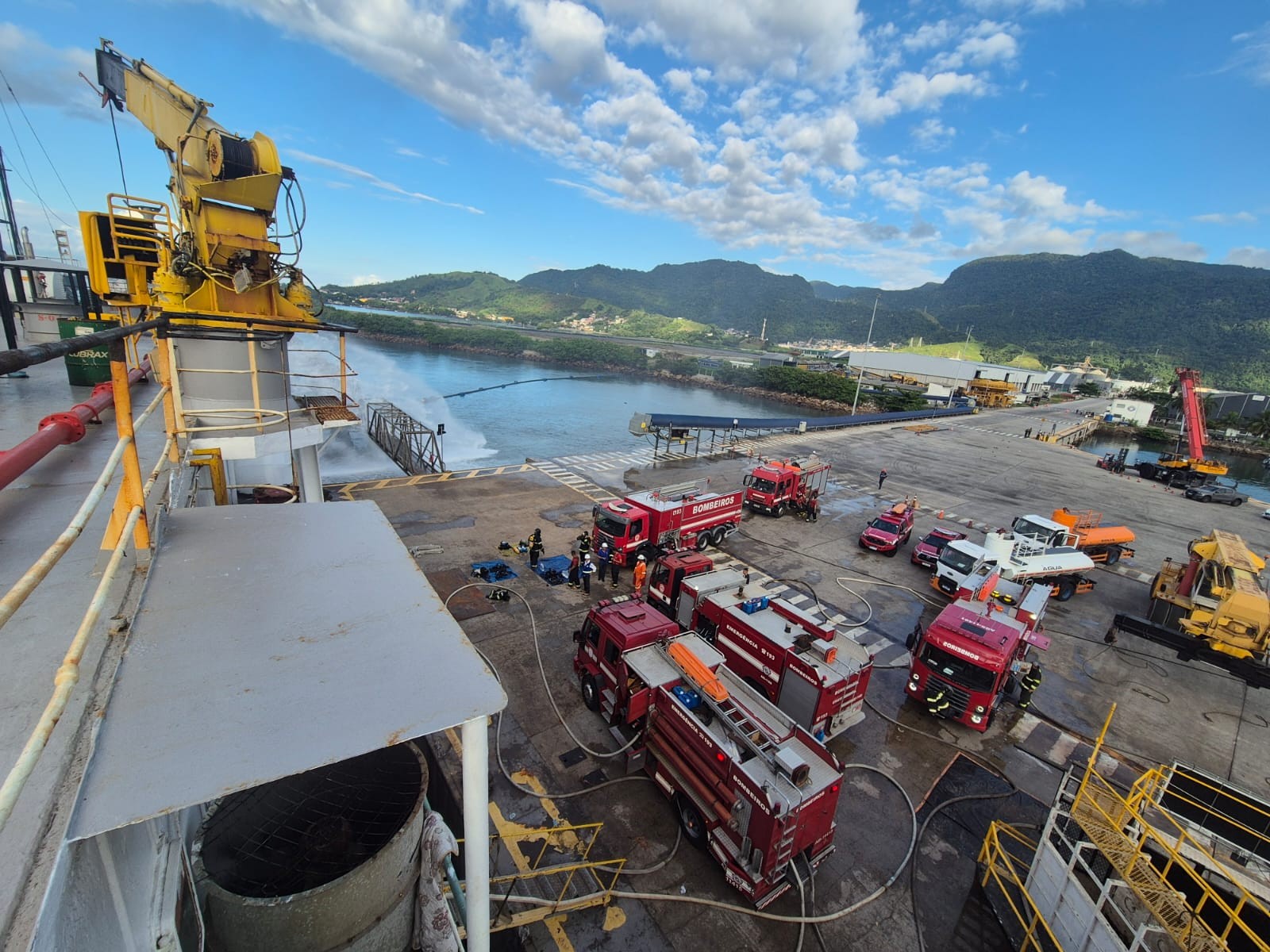 Fogo em navio com carga de gado em São Sebastião: tripulantes recebem alta após inalar fumaça