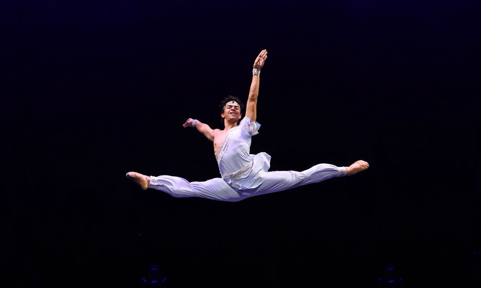 Bailarino brasileiro de 21 anos se destaca em festival e é contratado por companhia internacional
