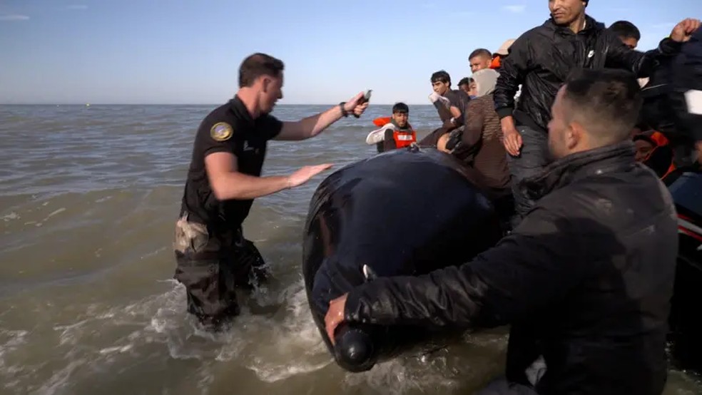 Polícia agiu contra um dos 'barcos-táxi' que costumam fazer a travessia de migrantes no Canal da Mancha — Foto: BBC