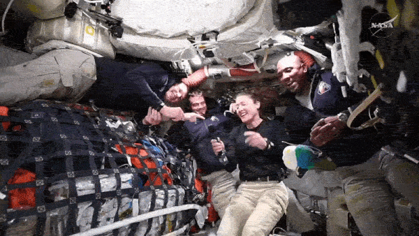 'Encanadora espacial': astronauta fala sobre falha no banheiro da missão Artemis II; vídeo