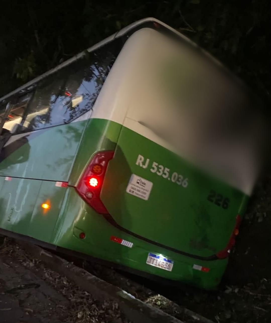 Acidente envolvendo ônibus deixa quatro feridos na BR-101, em Angra dos Reis 