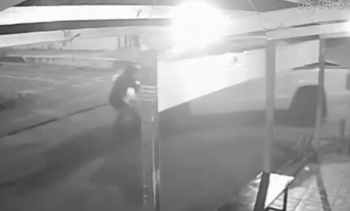 VÍDEO: Homem em situação de rua é atropelado por caminhonete em Natal