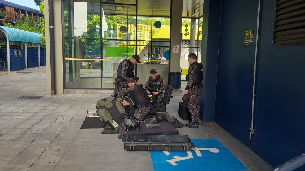 Gate atua em ocorrência de suspeita de bomba no terminal Pinheiros — Foto: Hermínio Bernardo/TV Globo