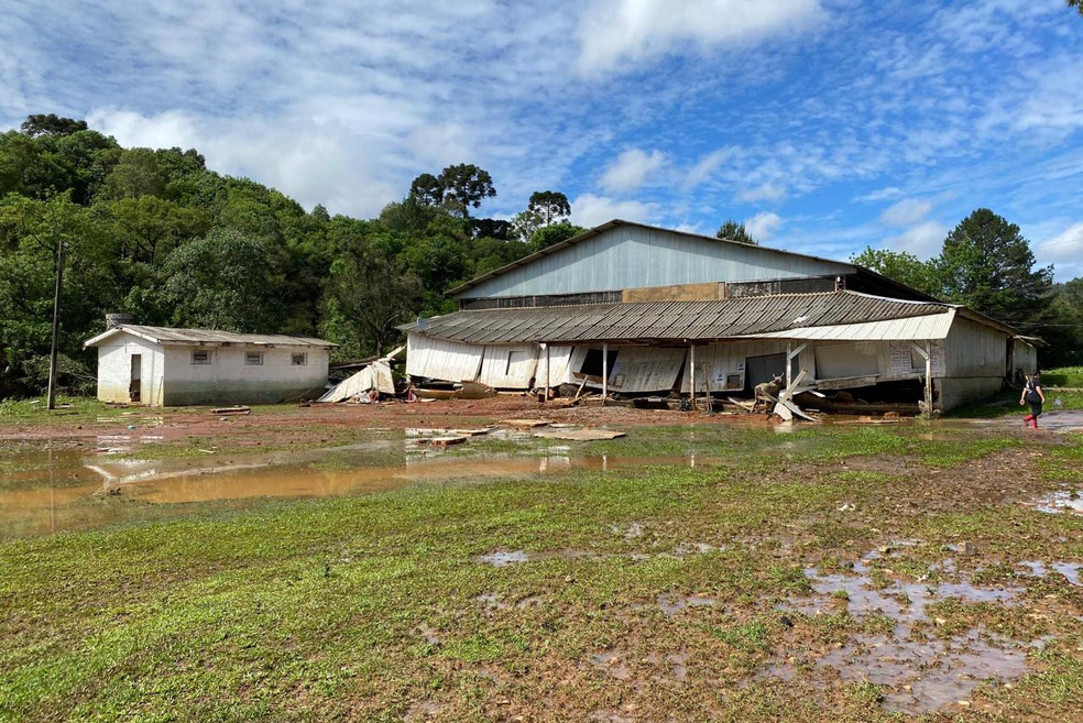 Criança de 2 anos é arrastada por enxurrada e desaparece em General Carneiro — Foto: Defesa Civil/AEN