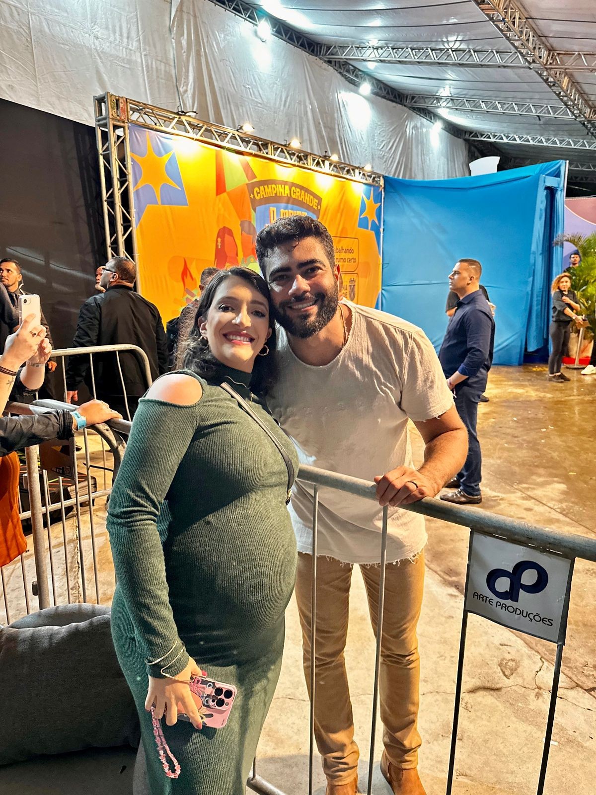 Pedido inusitado por foto com Henrique, da dupla com Juliano, viraliza no São João de Campina Grande: 'tira uma foto com minha buchudinha'