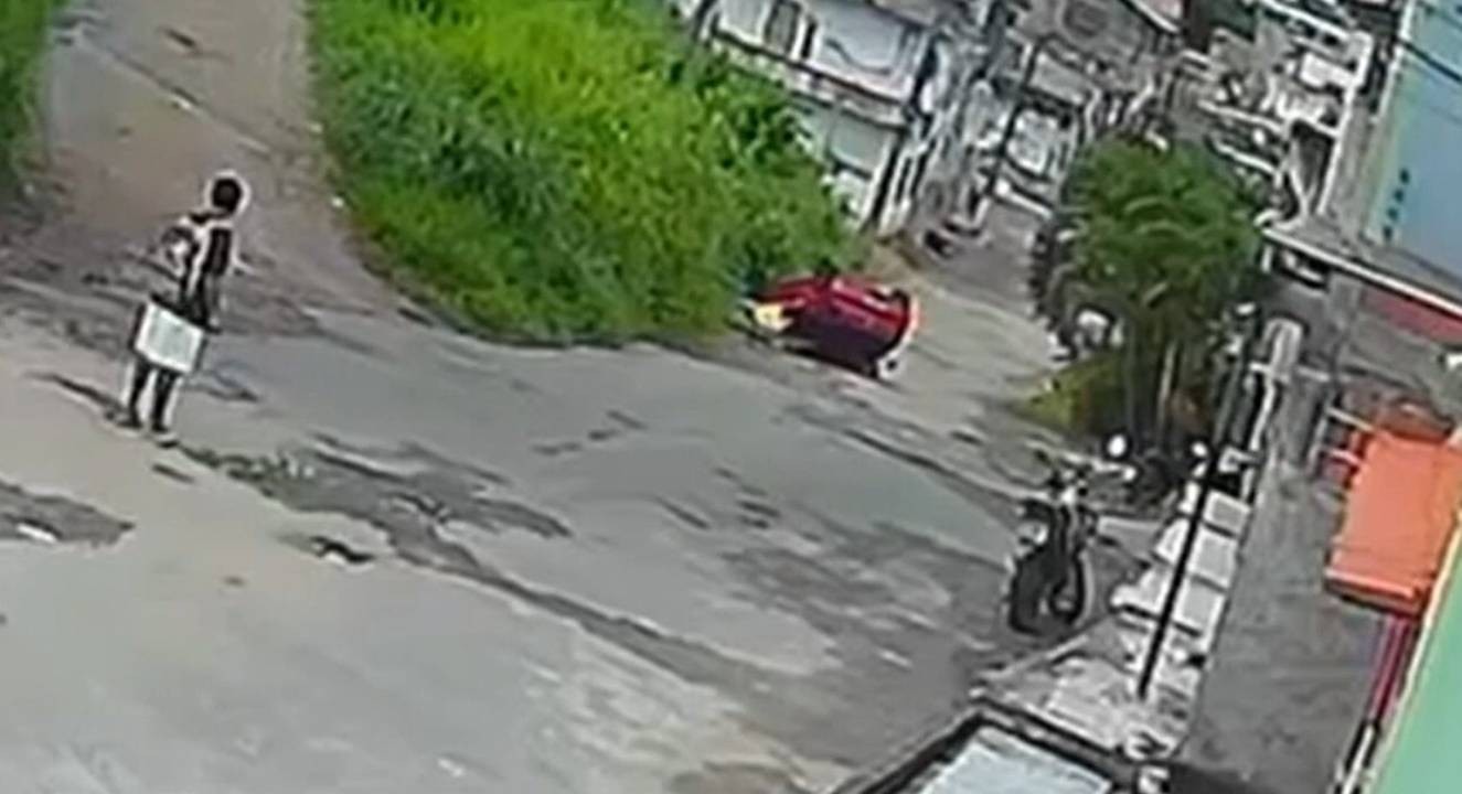 VÍDEO: Carro desce ladeira e capota após motorista esquecer de puxar freio de mão na Bahia 