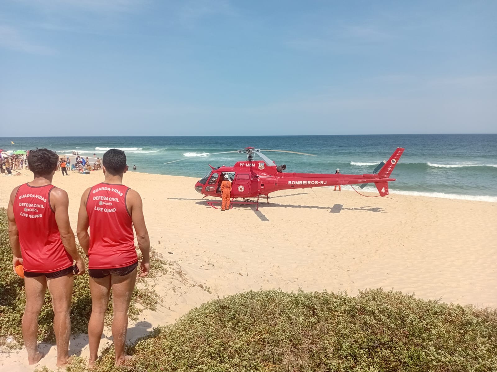 Jovem resgatado de afogamento em Maricá morre no hospital 