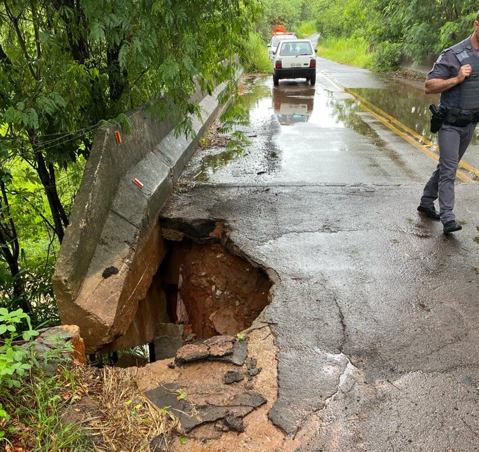 Fortes chuvas nesta sexta-feira (12) abriram buraco na cabeceira da ponte sobre o Córrego Tupi, na Estrada Vicinal José Bocardi, em Adamantina (SP) — Foto: Prefeitura