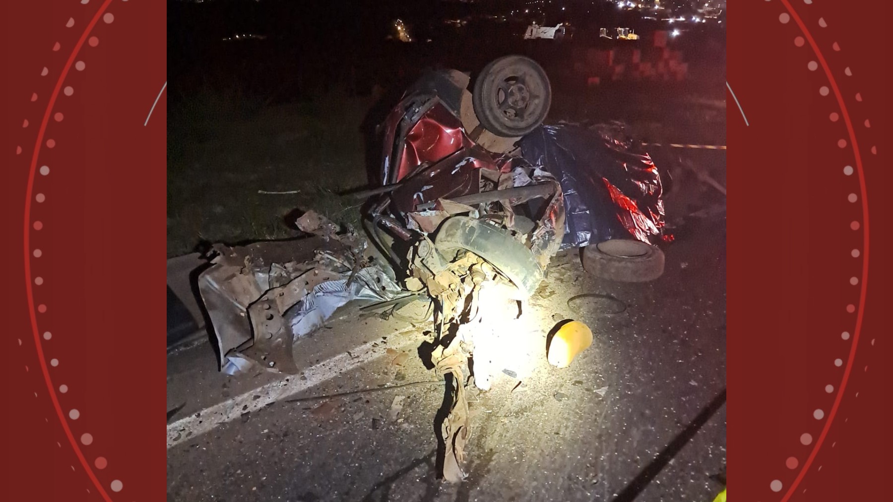 Motorista morre e carro é destruído após acidente com carreta, que tombou devido à força da batida, no Paraná 