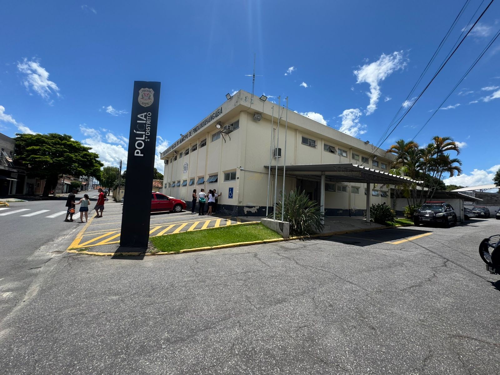 Homem morre após ser atingido por tronco durante corte de árvore em Pindamonhangaba, SP