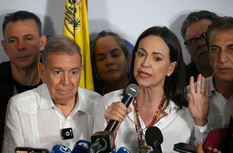 María Corina Machado, líder da oposição na Venezuela, ao lado de Edmundo González — Foto: AFP