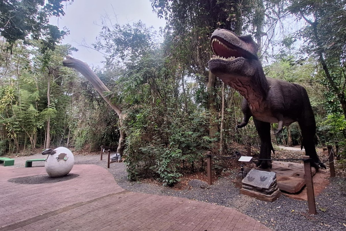 Entre dinossauros gigantes e grutas, passeio gratuito chama atenção no interior de SP