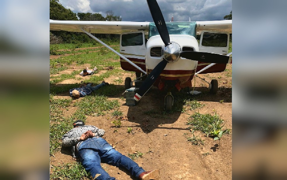 Avião com 450 kg de cocaína é apreendido e quatro pessoas são presas — Foto: Reprodução/TV Anhanguera