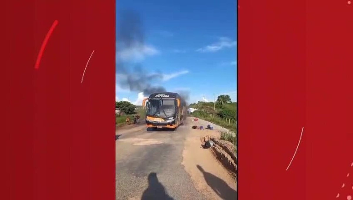 VÍDEO: Ônibus intermunicipal tem princípio de incêndio durante trajeto na BR-364