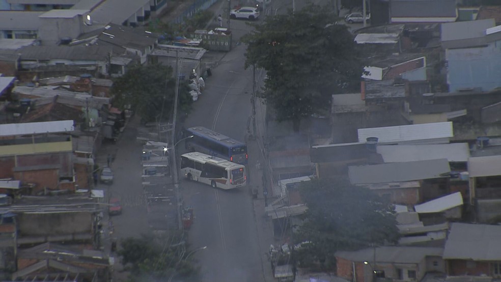 Ônibus são usados como barricadas na Estrada de Botafogo, em Costa Barros — Foto: Charles Júnior/TV Globo