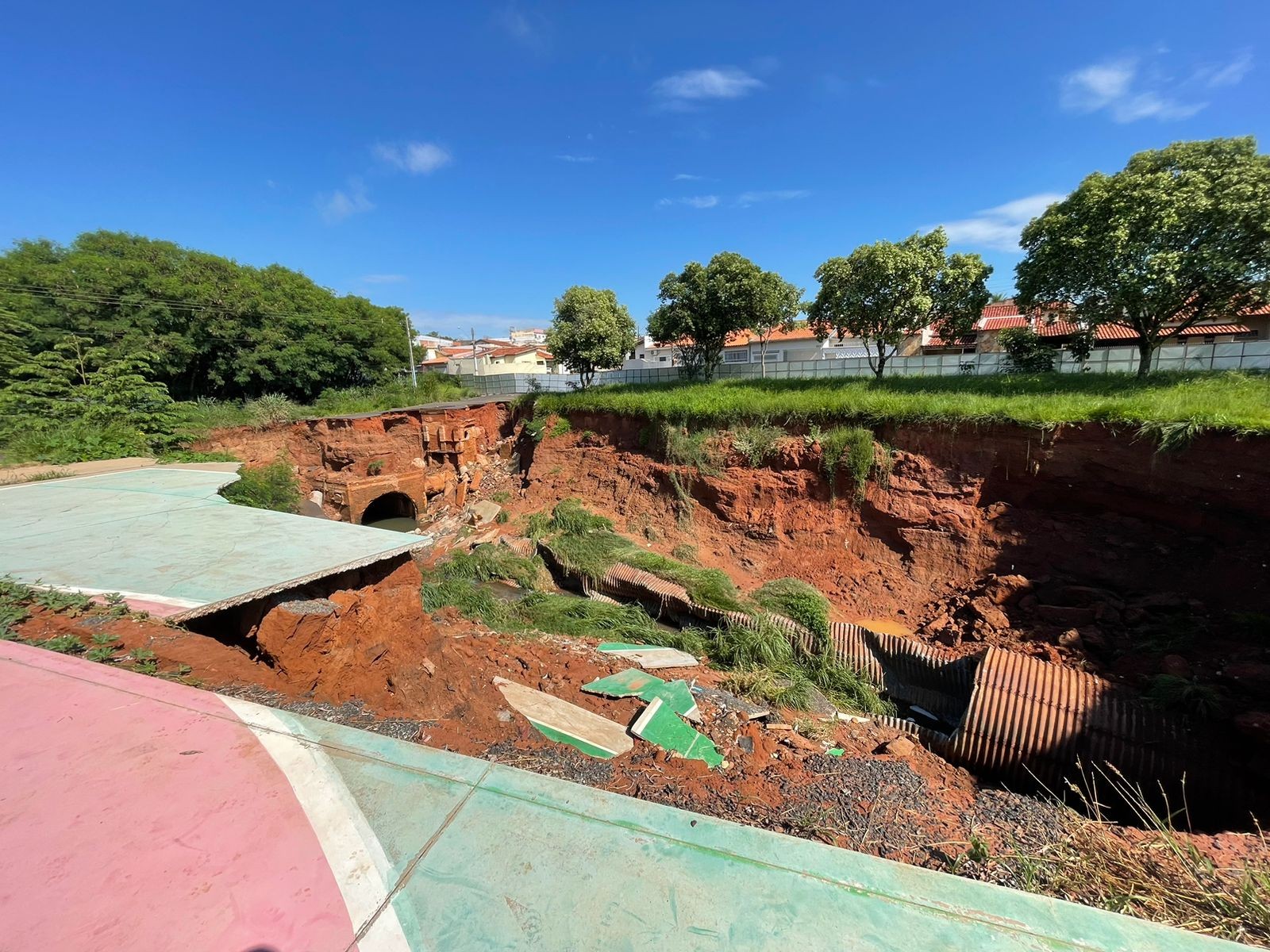 Cratera que 'engoliu' praça em Tupã continua aberta e aumentou de tamanho após um ano 