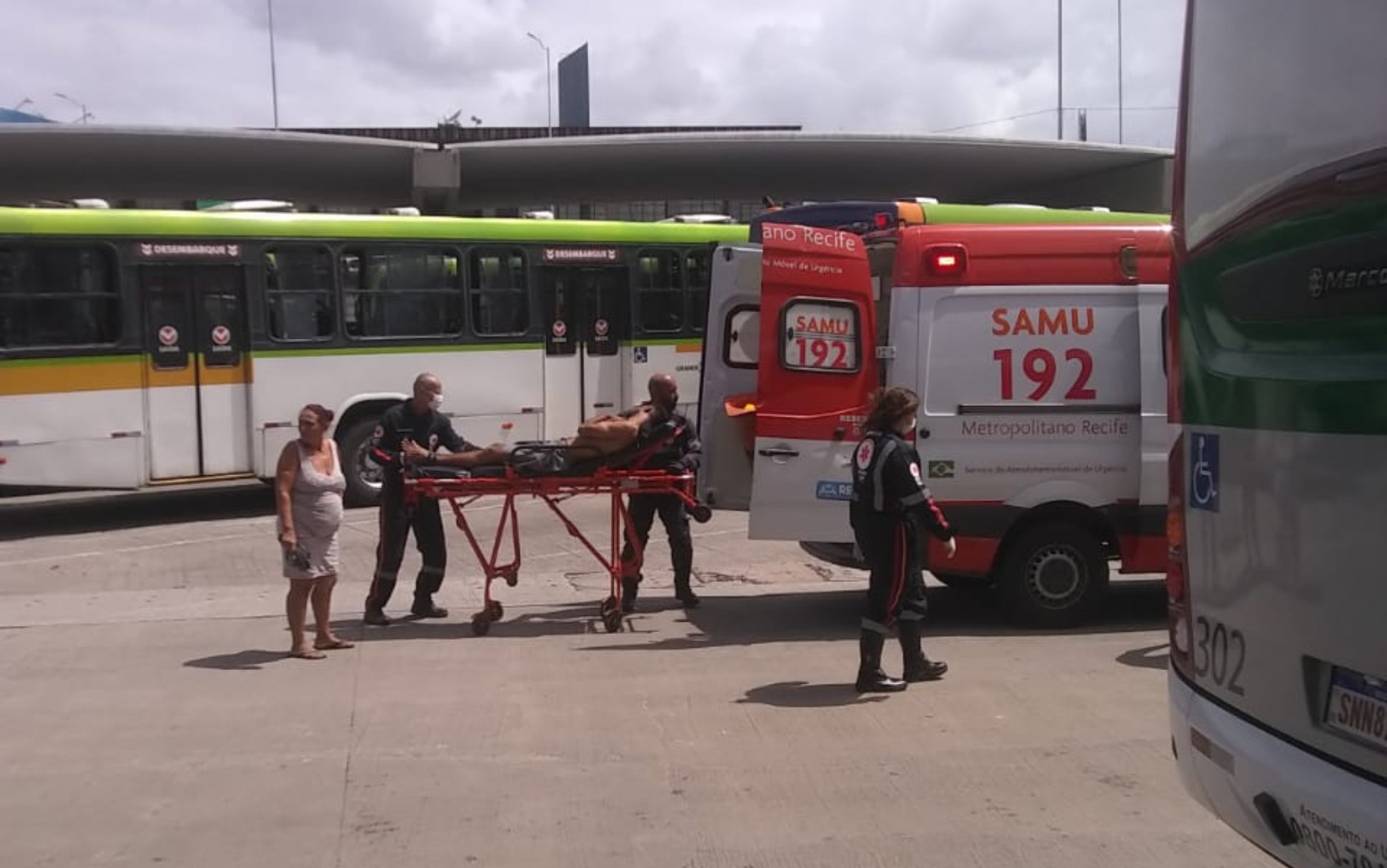 Homem é esfaqueado no pescoço em terminal integrado após pedir cigarro a mulher
