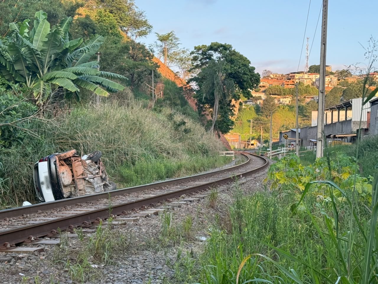 Motorista de carro atingido por trem segue em estado grave e será transferido em Juiz de Fora