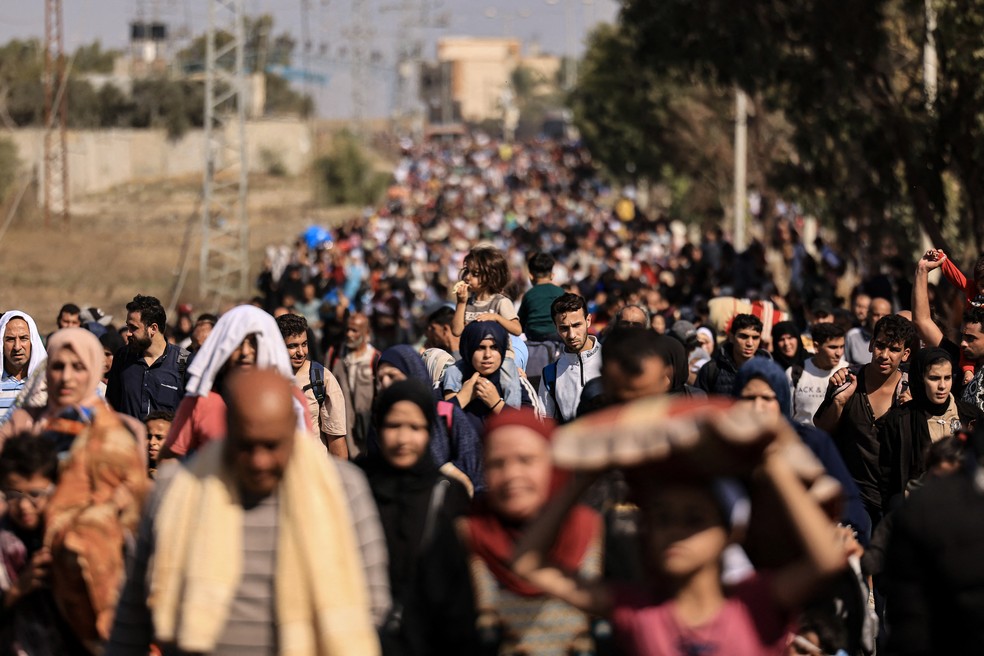 Pessoas caminham em direção ao sul da Faixa de Gaza, em 10 de novembro de 2023. — Foto: Mahmud Hams/ AFP