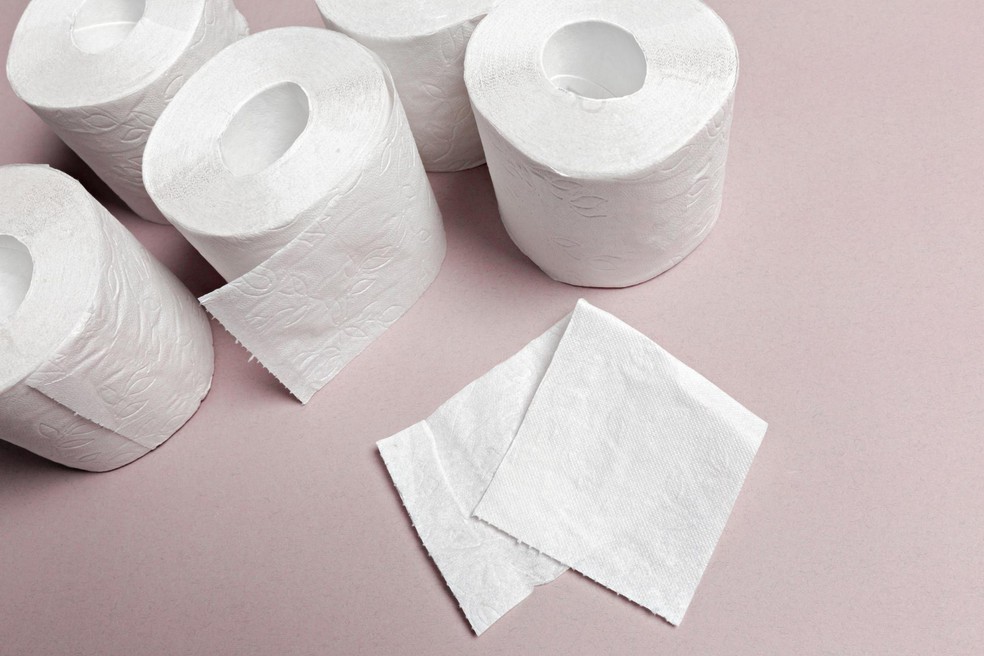 Papel higiênico com folha dupla, tripla ou quádrupla é pior para o encanamento? — Foto: Fabrikasimf/Magnific