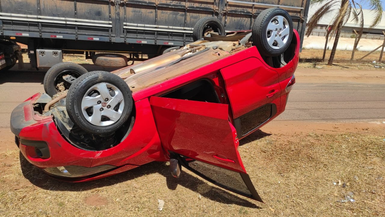 
Homem em carro roubado capota veículo durante fuga e é morto ao apontar armar para policiais militares em Uberaba