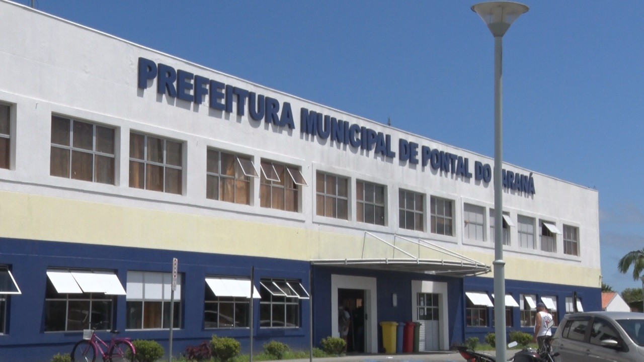 Ministério Público pede cassação de prefeito de Pontal do Paraná por promover churrasco e dar canos de PVC em troca de votos