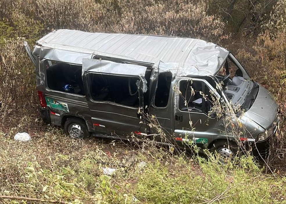 Van atingida pelo carro de Lenno, em Pernambuco. — Foto: Reprodução