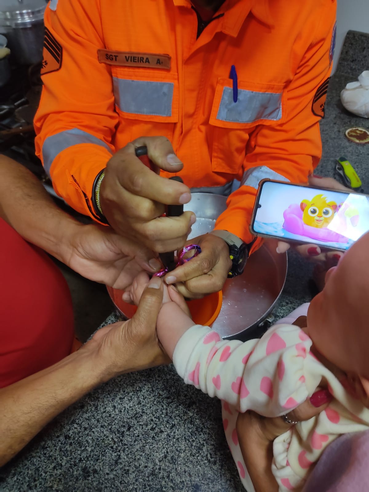 Bebê de 5 meses fica com dedo preso em 'hand spinner' e bombeiros levam 1h30 para remover brinquedo em MG