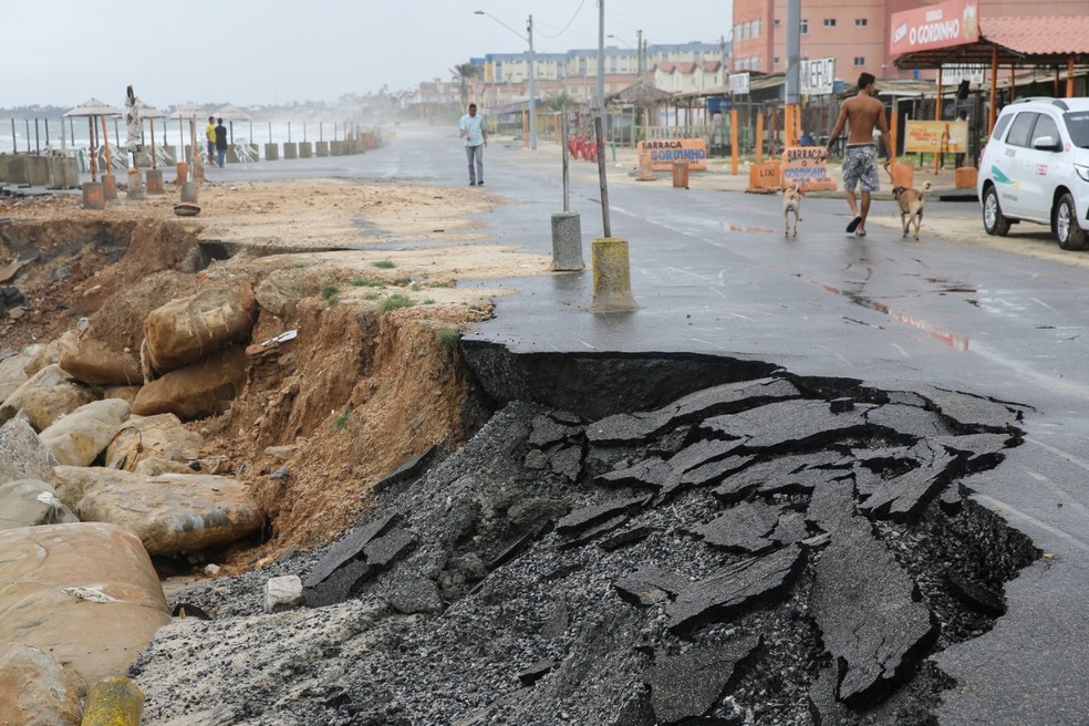 Mar avança há anos na orla do Icaraí, em Caucaia — Foto: Fabiane de Paula/SVM