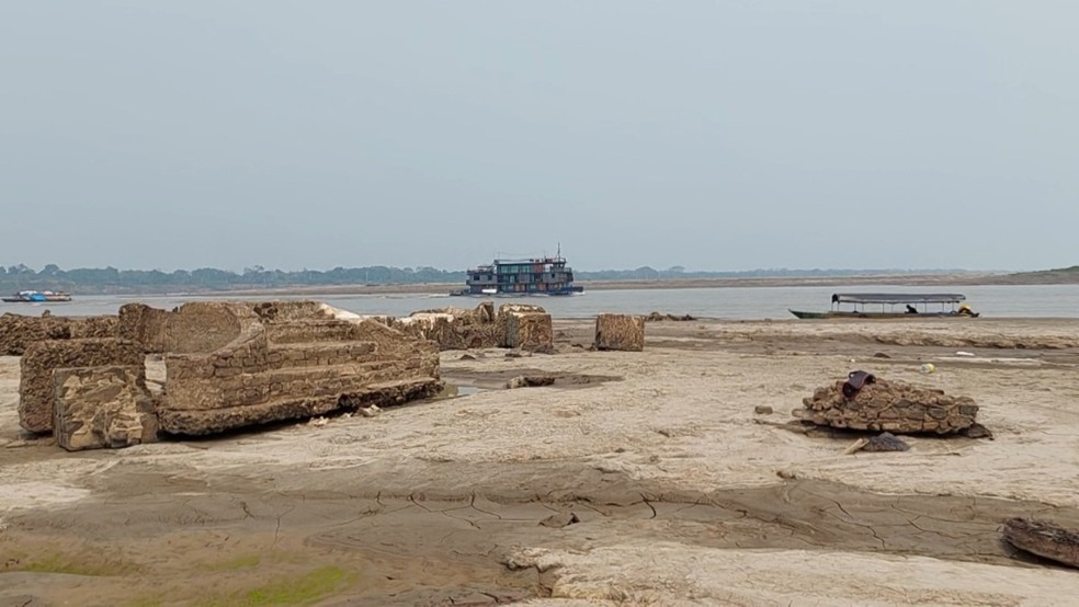 Ruínas do Forte São Francisco Xavier de Tabatinga são reveladas com  a seca do Rio Solimões — Foto: Roney Elias, Rede Amazônica