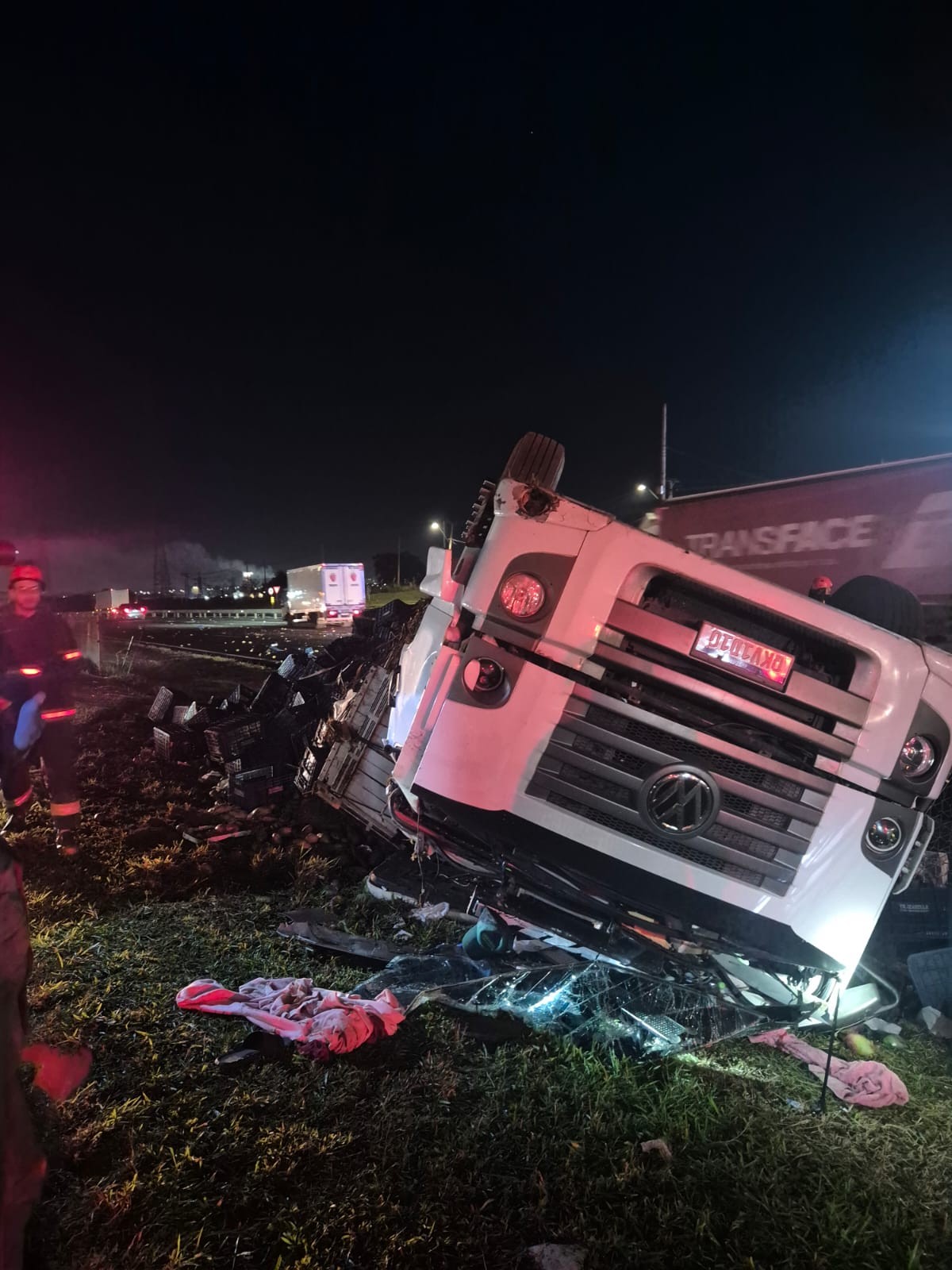 Carreta com mangas capota na Rodovia Anhanguera e deixa motorista ferido, em Sumaré 