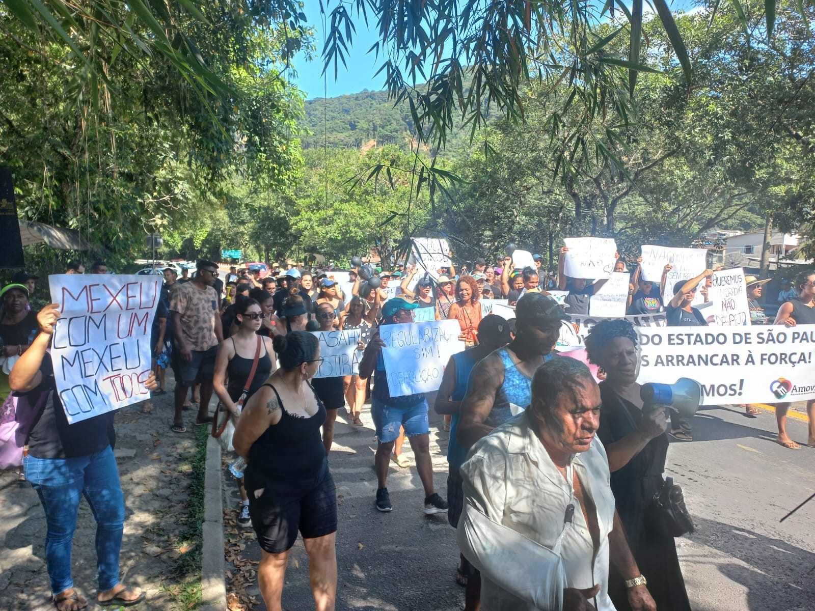 Moradores da Vila Sahy, em São Sebastião, fazem protesto contra demolição de casas