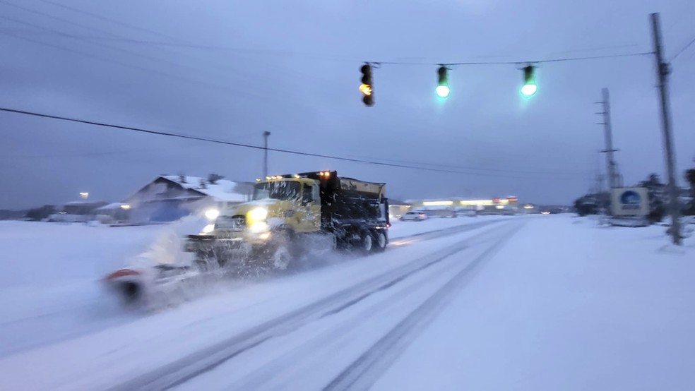 Caminhão limpa a neve das ruas em Avon, Carolina do Norte — Foto: Joy Crist/Island Free Press via AP