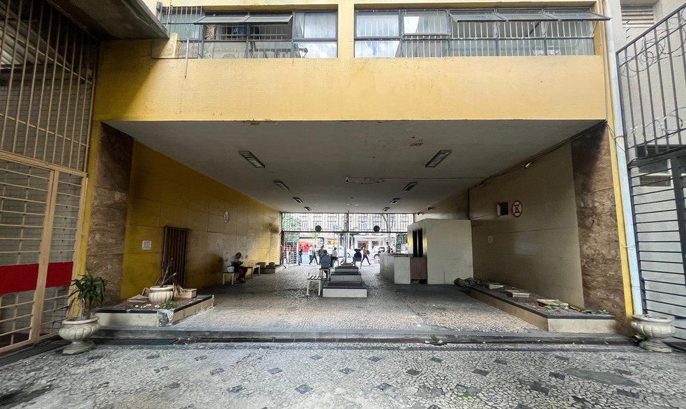 Vista traseira do térreo do Conjunto Sulacap-Sulamérica, voltada para a Avenida Afonso Pena, que futuramente abrigará Praça Independência. — Foto: Rodrigo Salgado/g1