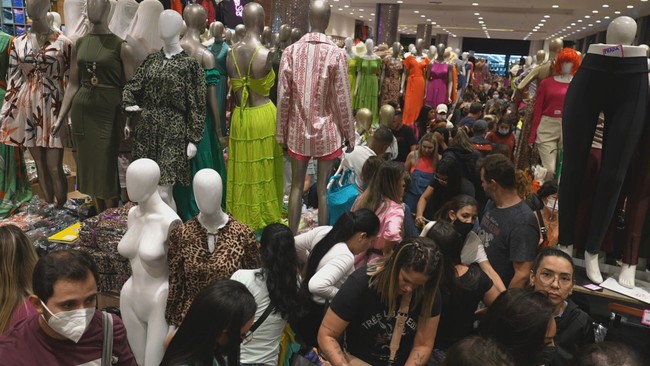 Comércio popular de roupas no Brás, em São Paulo, atrai sacoleiros