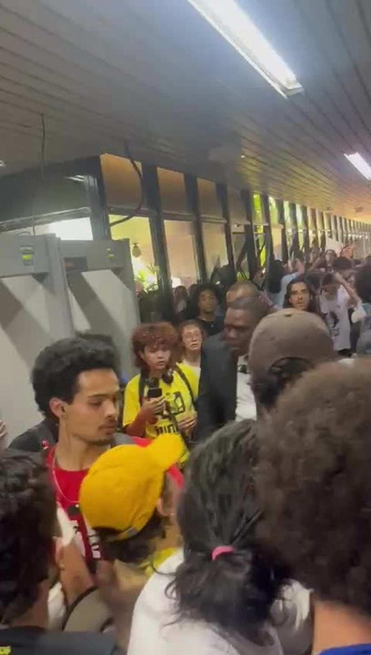 Manifestantes lotam Câmara Municipal de BH para pedir aprovação de tarifa zero; vídeos mostram confusão