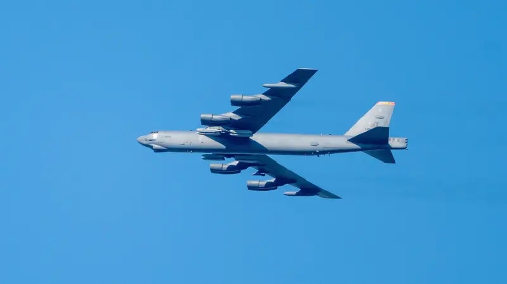 Queda de bombardeiro B-52 na Califórnia resulta na morte de oito pessoas