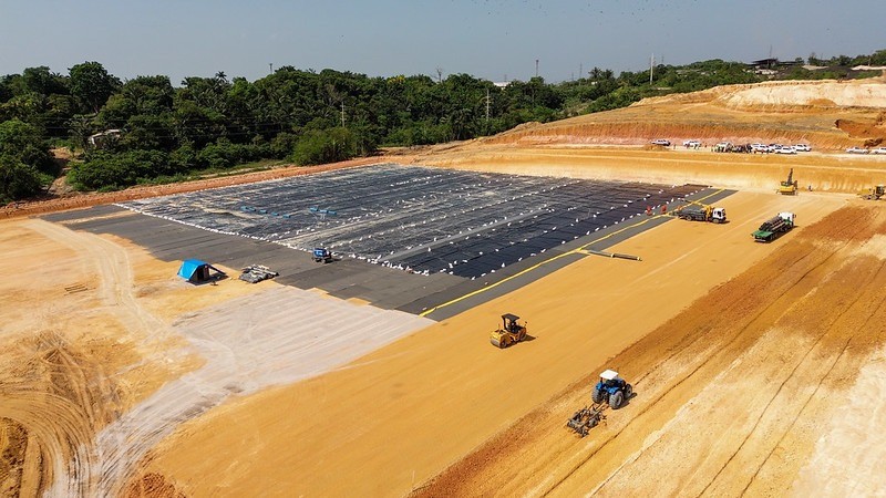 Obras do primeiro aterro sanitário de Manaus são apresentadas; estrutura deve entrar em operação em 2026, diz prefeitura