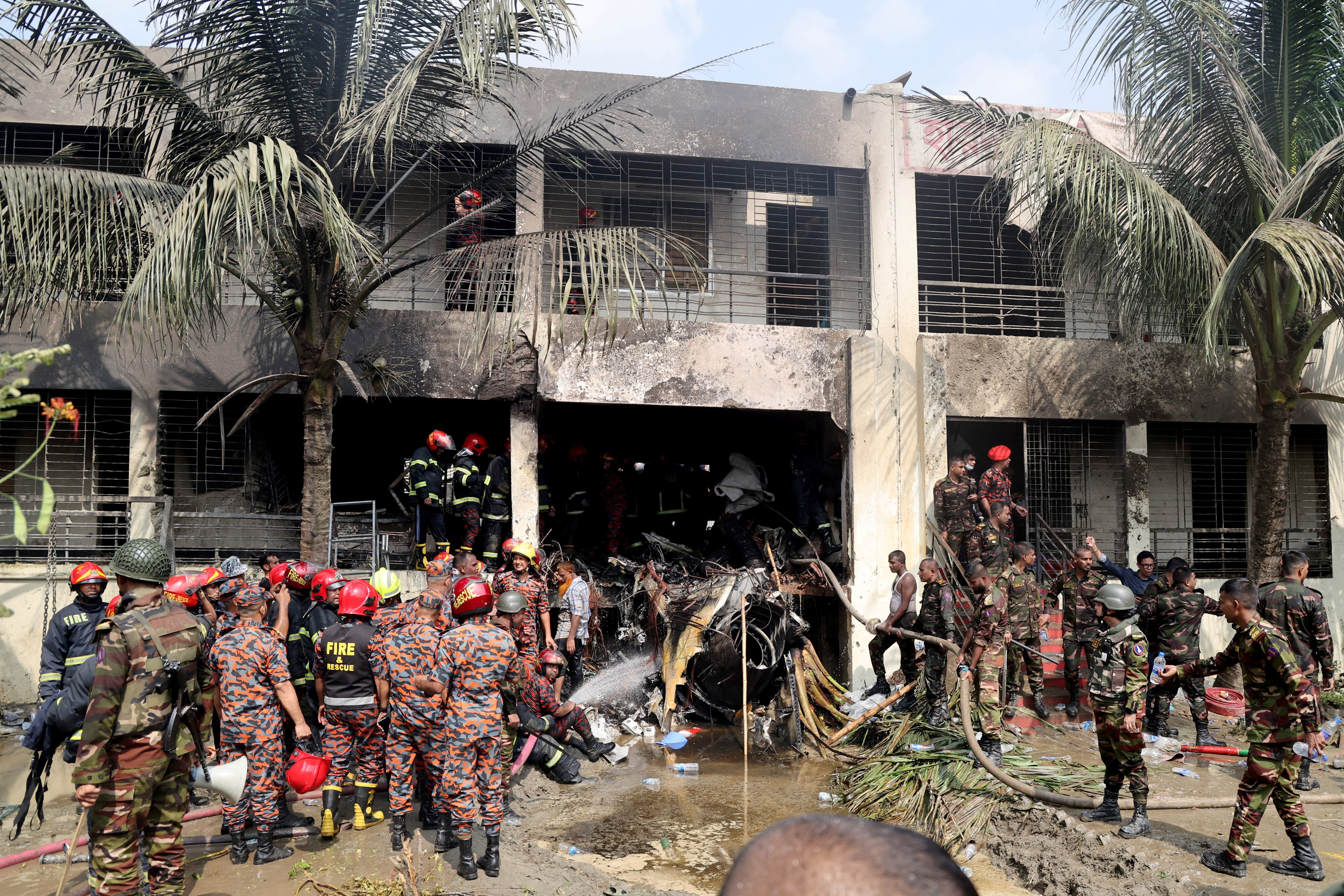 Avião militar cai em campus de faculdade em Bangladesh; 19 morrem e dezenas ficam feridos