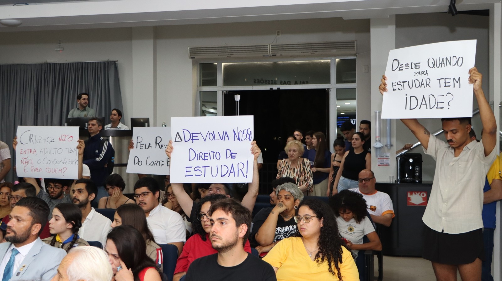 Alunos protestam contra política que limita idade para inscrições no Conservatório de Tatuí